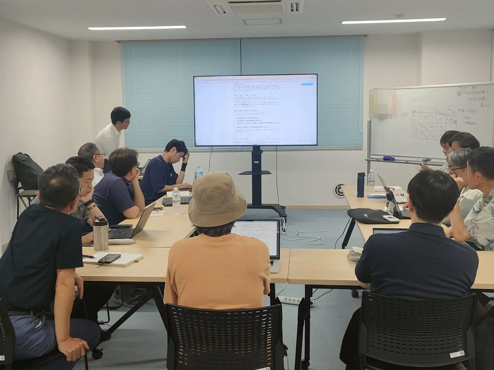 第2回「経営者のためのAI勉強会」の様子（昭和町商工会にて。スクリーンでAIの実演を見ながら、自社の業務への当てはめを考える参加者の皆さま）