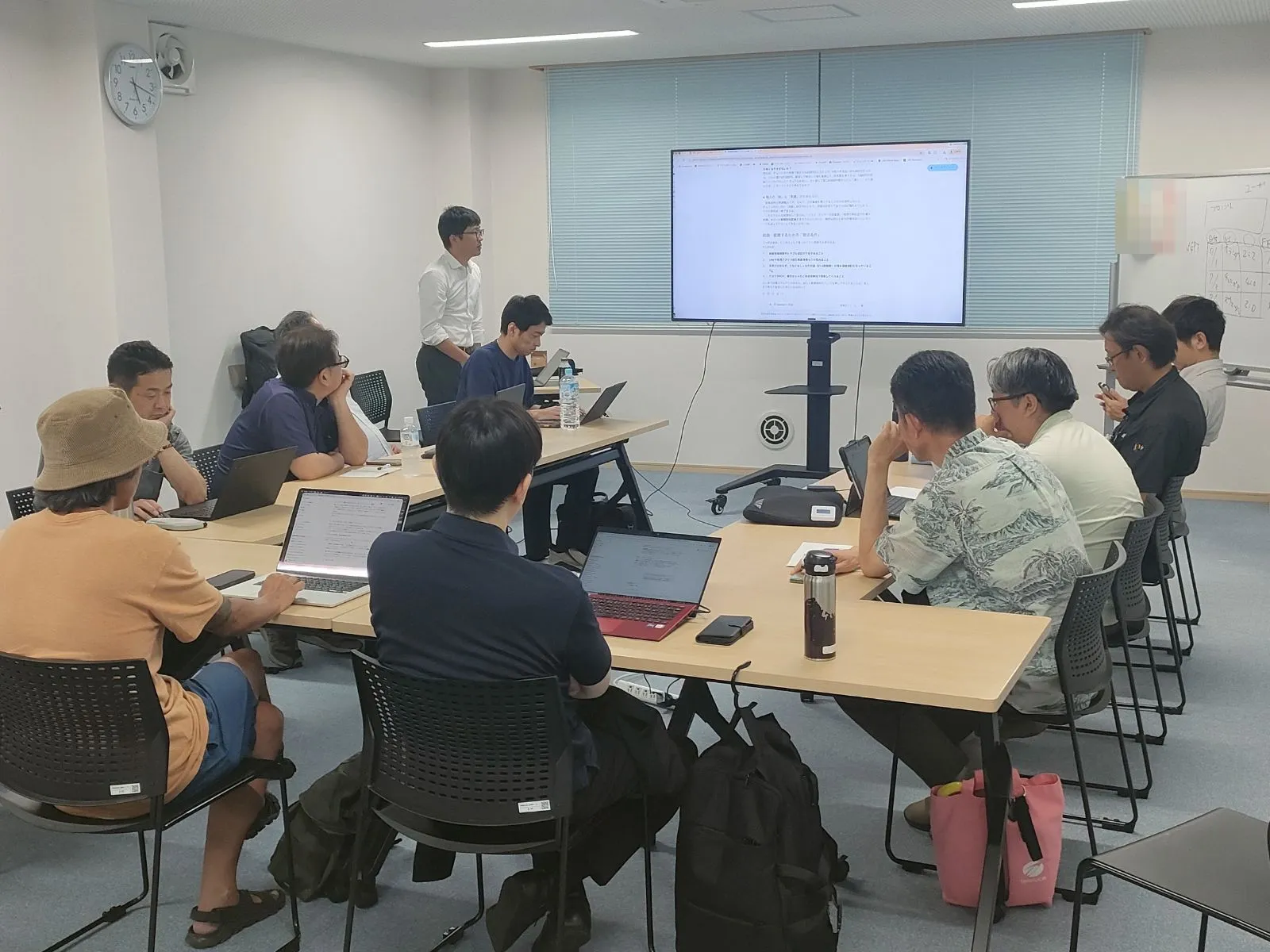 第2回勉強会の様子。会場全体でスクリーンの実演を見ながら学ぶ参加者